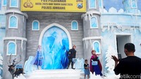 Posyan Nataru Ala Disneyland yang Viral di Jombang