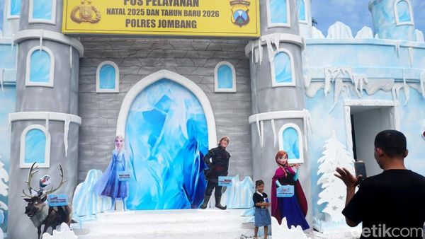 Posyan Nataru Ala Disneyland yang Viral di Jombang