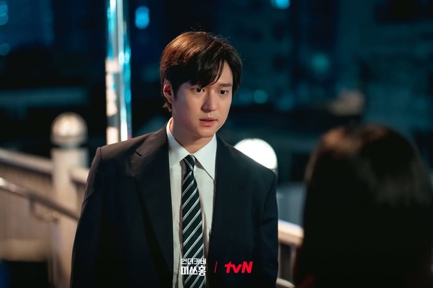 Go Kyung Pyo memerankan Shin Jung Woo dalam drama Undercover Ms. Hong. Shin Jung Woo merupakan merupakan seorang konsultan managemen keuangan yang baru saja diangkat sebagai CEO di Hanmin Securities.