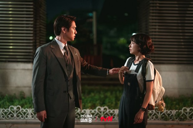 Undercover Ms. Hong merupakan drama comeback Park Shin Hye dan Go Kyung Pyo di awal tahun 2026. Drama ini mengisahkan penyamaran seorang pengawas keuangan yang berlatar di tahun 90-an.