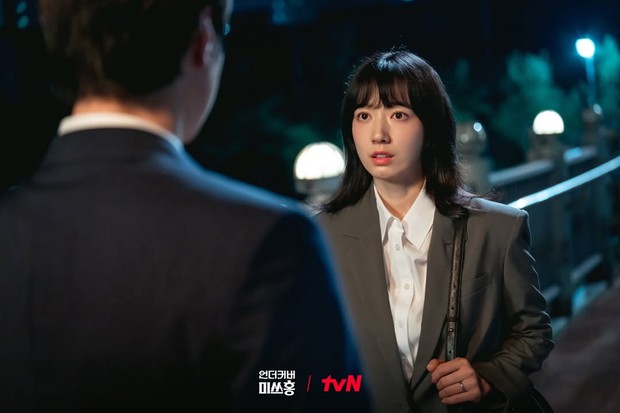 Park Shin Hye akan memerankan peran ganda dalam drama Undercover Ms. Hong. Karakter utamanya bernama Hong Geum Bo yang memutuskan menyamar menjadi Hong Jang Mi untuk menyelidiki aliran dana mencurigakan di perusahaan keuangan.