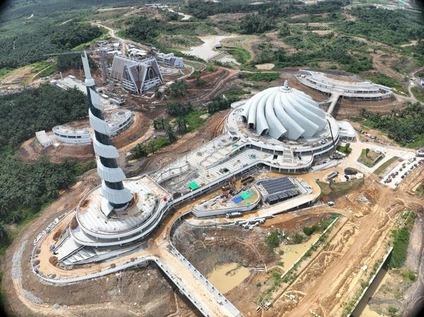 Tampak Dekat Masjid Negara IKN dengan Kubah Meliuk Seperti Sorban