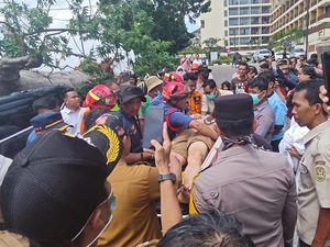 Pohon Roboh di Lampung Timpa Mobil, Pengendara asal Jakarta Terjepit 3 Jam