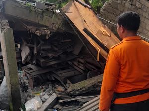 Diterjang Angin Kencang, Rumah Dua Lantai di Bogor Ambruk