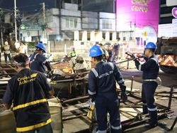 Satpol PP Bongkar 16 Papan Reklame Berkarat di Jakarta