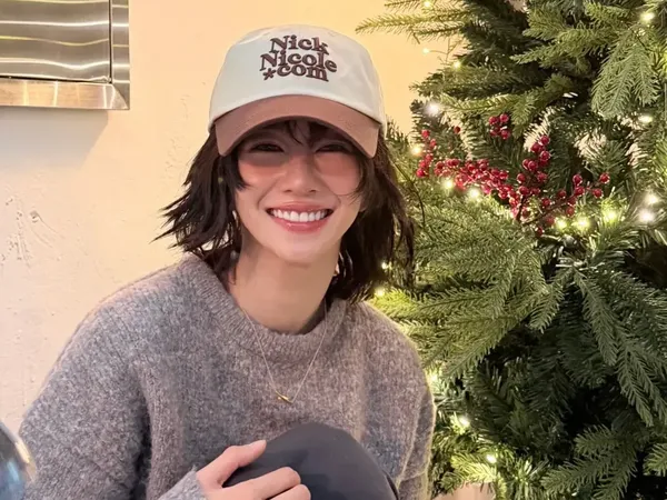 7 Foto Seo Ye Ji Curi Atensi dengan Penampilan Terbaru, Siap Menyambut Natal