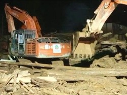 Tumpukan Kayu Gelondongan Sisa Banjir Sumatera Dibersihkan demi Buka Akses