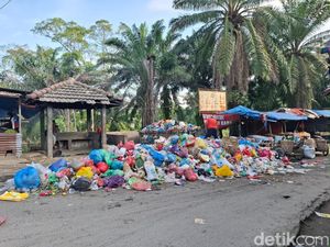 Sampah Menumpuk di Jembatan Dekat Pasar Tavip, Pedagang: Baunya Menyengat