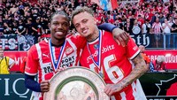 Tyrell Malacia jadi kampiun Eredivisie bersama PSV di musim 2024/25 kemarin ketika dipinjamkan dari MU (Getty Images/Soccrates Images)