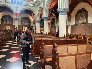 Video: Polda Metro Kerahkan Jibom-K9 Sterilisasi Gereja saat Natal