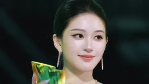 Potret Cantik Zhao Lusi Terima Penghargaan Artis China Paling Berpengaruh 2025