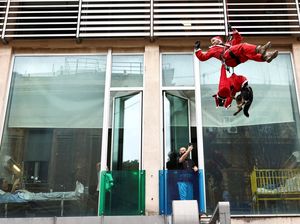 Aksi Polisi Santa Turun dari Atap Rumah Sakit Hibur Pasien Anak