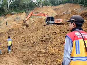 Alat Berat Dikerahkan Buka Akses Jalan Geumpang-Takengon Pascalongsor