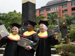 Saat Anak, Ibu, dan Bapak Wisuda Bareng dari Universitas Brawijaya