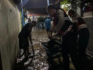 Respons Cepat Polres Probolinggo Bantu Warga Terdampak Banjir di Dringu