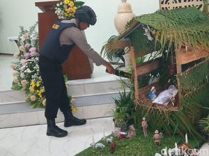 Polisi Kawal Pelaksanaan Misa Natal di Puluhan Gereja Trenggalek