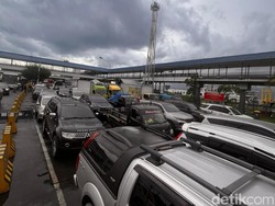 Kendaraan di Pelabuhan Gilimanuk Padat H-1 Natal, Antrean Sejam Lebih