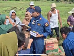 Aksi Kemanusiaan Pilot-Kru Heli Polri Salurkan Al-Quran untuk Anak-anak Aceh Tamiang