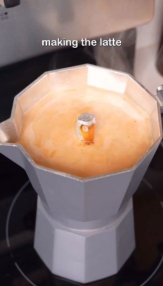 Super Simple! Begini Trik Bikin Latte Hanya dengan Moka Pot