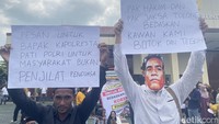 Massa Gelar Aksi di PN Pati Saat Sidang Perdana Terdakwa Botok Cs