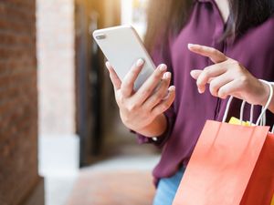 Cara Mudah dan Hemat Belanja Oleh-oleh di Luar Negeri, Cek di Sini!