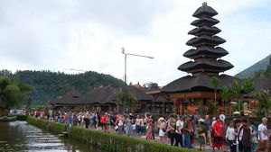 Destinasi Ikonik Bali Ulun Danu Beratan Ramai Saat Natal