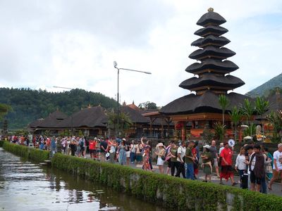 Destinasi Ikonik Bali Ulun Danu Beratan Ramai Saat Natal
