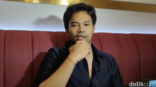 Insanul Fahmi pertama kali muncul ke publik usai mengaku nikahi siri Inara Rusli dan menduakan istri, Wardatina Mawa.