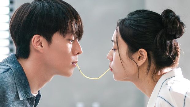 Adegan romantis Jang Ki Yong dan Ahn Eun Jin dalam episode 12 drama Korea Dynamite Kiss.