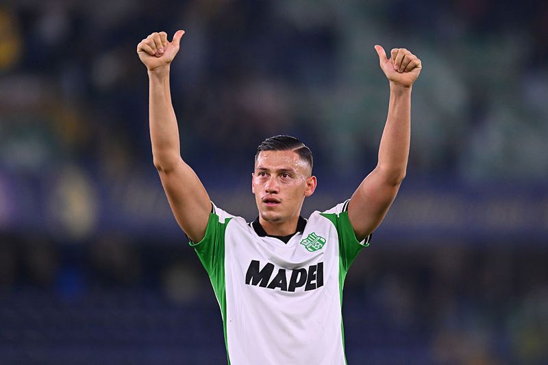 Jay Idzes VERONA, ITALY - OCTOBER 03: Jay Idzes of Sassuolo acknowledges the fans following the Serie A match between Hellas Verona FC and US Sassuolo Calcio at Stadio Marcantonio Bentegodi on October 03, 2025 in Verona, Italy. (Photo by Alessandro Sabattini/Getty Images)