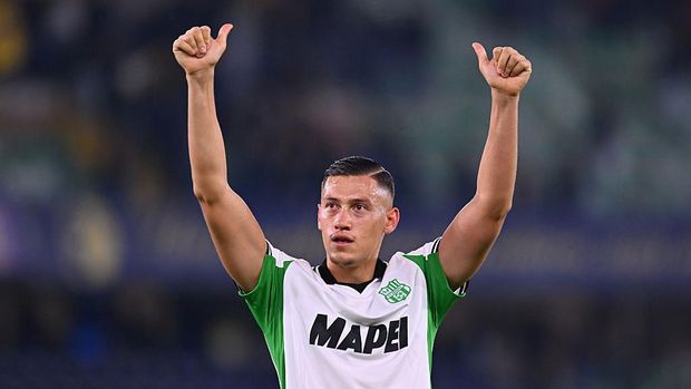 VERONA, ITALY - OCTOBER 03: Jay Idzes of Sassuolo acknowledges the fans following the Serie A match between Hellas Verona FC and US Sassuolo Calcio at Stadio Marcantonio Bentegodi on October 03, 2025 in Verona, Italy. (Photo by Alessandro Sabattini/Getty Images)