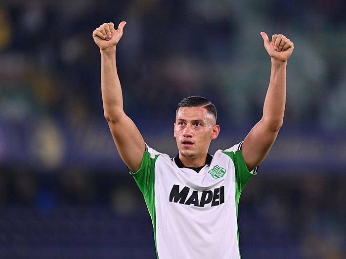 VERONA, ITALY - OCTOBER 03: Jay Idzes of Sassuolo acknowledges the fans following the Serie A match between Hellas Verona FC and US Sassuolo Calcio at Stadio Marcantonio Bentegodi on October 03, 2025 in Verona, Italy. (Photo by Alessandro Sabattini/Getty Images)