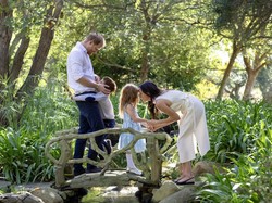 Foto Natal Keluarga Meghan-Harry Jadi Perbincangan, Detail Ini Dinilai Aneh