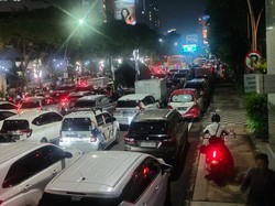 Imbas Demo, Surabaya Pusat Macet Parah dan Jemaah Jalan Kaki ke Gereja