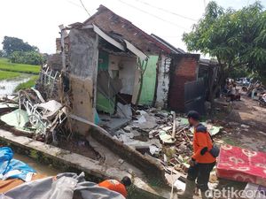 Banjir Cirebon Sisakan Duka, 20 Rumah Rusak