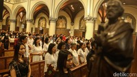 Khidmat Misa Natal di Gereja Katedral Jakarta