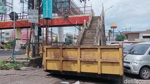 Jorok! 3 JPO di Palembang Bau Sampah, Pesing hingga Ada Kotoran Manusia