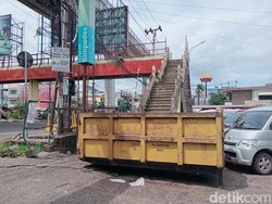 Jorok! 3 JPO di Palembang Bau Sampah, Pesing hingga Ada Kotoran Manusia