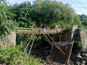 Bupati Cuma Janji, Warga Lombok Timur Pilih Bangun Jembatan Darurat Mandiri