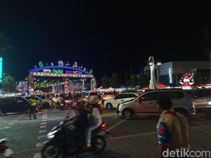 Jalan Depan Balai Kota Solo Padat Merayap Malam Ini