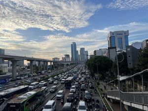 Jelang Libur Nataru, Lalin Gatot Subroto Arah Cawang Padat Sore Ini