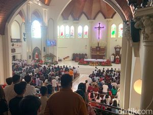 Misa Natal di Gereja Katedral Makassar Dipenuhi Jemaat Sore Ini, Lalin Padat