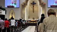 Misa Natal di Gereja Santa Maria Tak Bercela Surabaya
