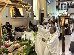 Ribuan Umat Khusyuk Ikuti Misa Natal di Gereja Santa Maria Tak Bercela