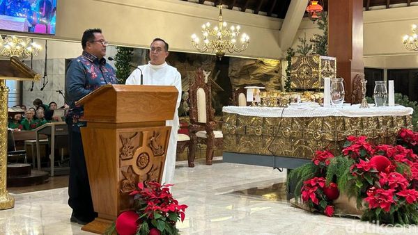 Momen Wagub Jakarta Rano Karno Sapa Jemaat Paroki St Stefanus di Malam Natal