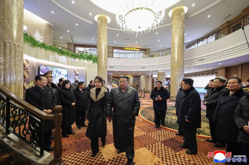 Pemimpin Korea Utara Kim Jong Un dan putrinya Ju Ae meninjau Hotel Mihyong di Samjiyon di kawasan wisata Provinsi Ryanggang pada 20 Desember 2025.