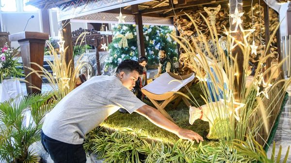Persiapan Malam Natal Terlihat di Sejumlah Daerah