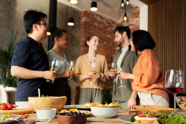 Membuat pesta kecil di rumah bisa menjadi cara asik merayakan Tahun Baru tanpa kembang api dengan suasana yang lebih hangat dan intim. Dekorasi sederhana, musik favorit, dan kebersamaan membuat perayaan tetap seru meski tanpa hiruk pikuk.