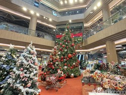 Megahnya Pohon Natal 7 Meter Seharga Rp 440 Juta di Living World Denpasar