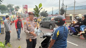 Tak Cuma Amankan Lalin, Polres Bogor Bagikan 1.000 Bibit Pohon di Puncak Cegah Bencana